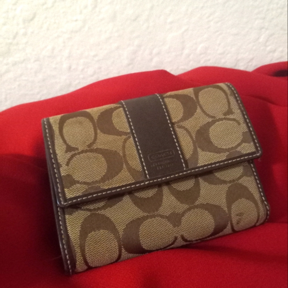 Coach brand ladies compact wallet, brown, multiple inside sections